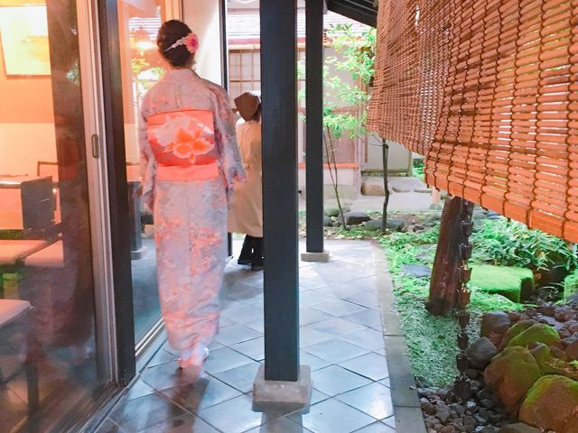 お茶室へ案内してくださります_菓子舗 間瀬
