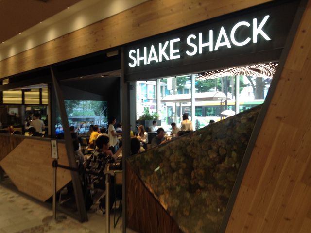 開放的な店内イートスペース_シェイク シャック アトレ恵比寿店(SHAKE SHACK)