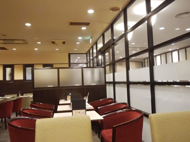 清潔感溢れる店内です_ルノアール日本橋高島屋前店