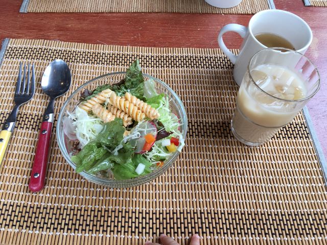 おかわり自由のサラダと飲み物。スープ付き。_Gymnopedies