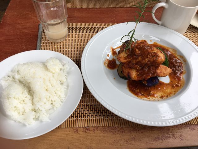 メインディッシュのチキンの下にはお野菜たっぷり!ブロッコリーや紫芋など。_Gymnopedies