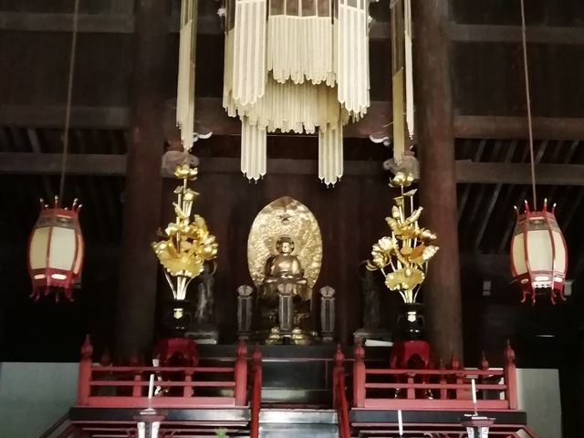 法堂内の須弥壇と双龍の天井画です_建仁寺法堂