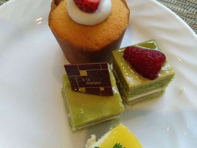 スイーツ 一口サイズなので色々楽しめました。_カフェレストラン パルテール