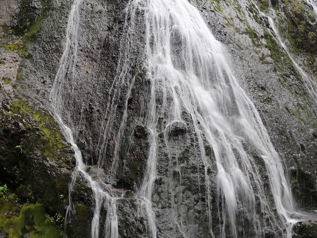 向かって右側、クロイ沢に架かる滝。_三本滝