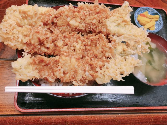 箸が短く見えるー あなご天丼 ぼりゅーみぃ_漁師料理の店 ばんや