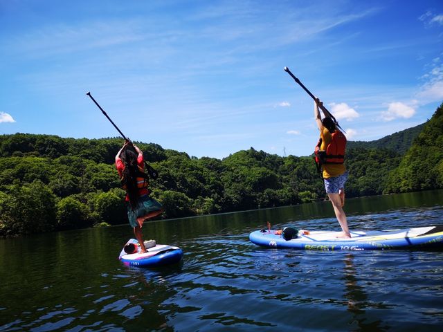 SUPの上でヨガもできます。_Outdoor Village ZION