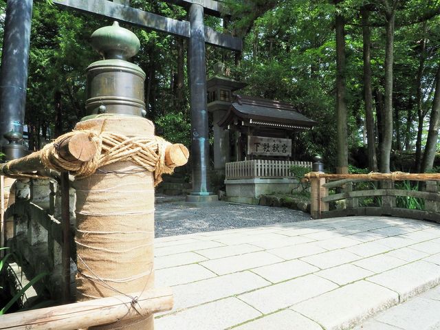安全のため石の橋を補強中でした_諏訪大社下社秋宮