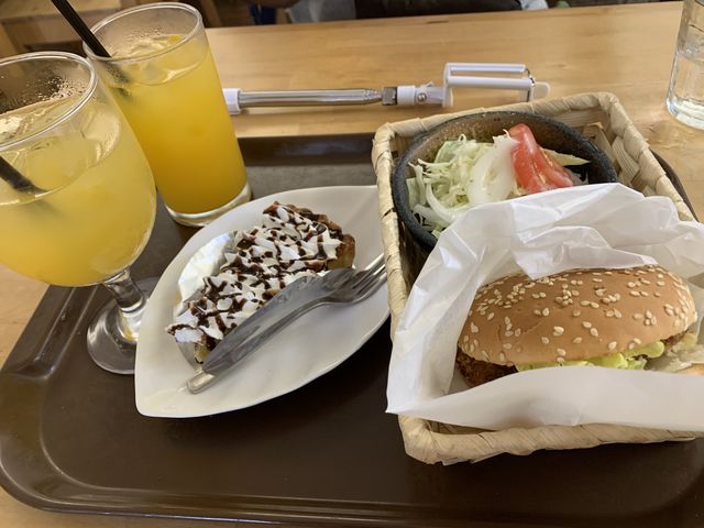 サメバーガーとバナナケーキセット_Heart Rock Cafe