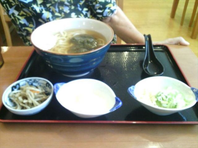 とろろうどん(300円、小鉢・温泉玉子・揚げ玉付き)_ならのさこ温泉いやしの湯