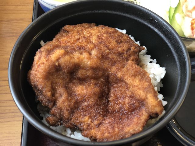 レディースカツなのでサラダやお味噌汁もついて、ご飯は少なめ、カツ2枚です。_ヨーロッパ軒 総本店