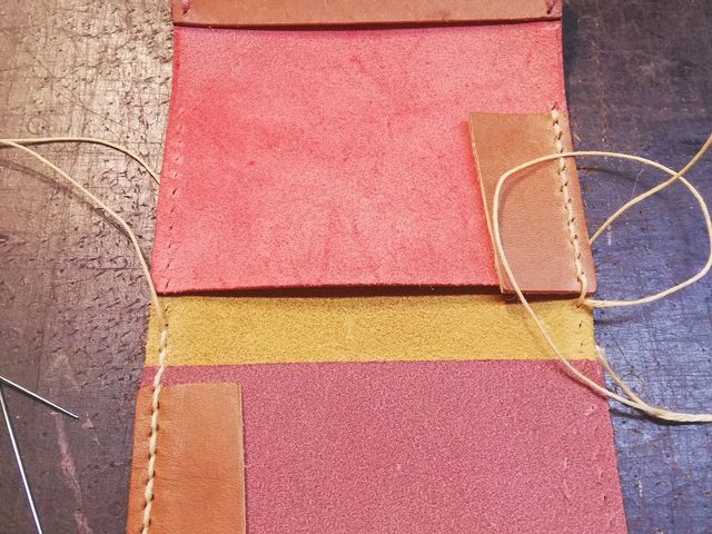 革に穴を開けたあと、ステッチを通していきます。_HIS-FACTORY(ヒズファクトリー)