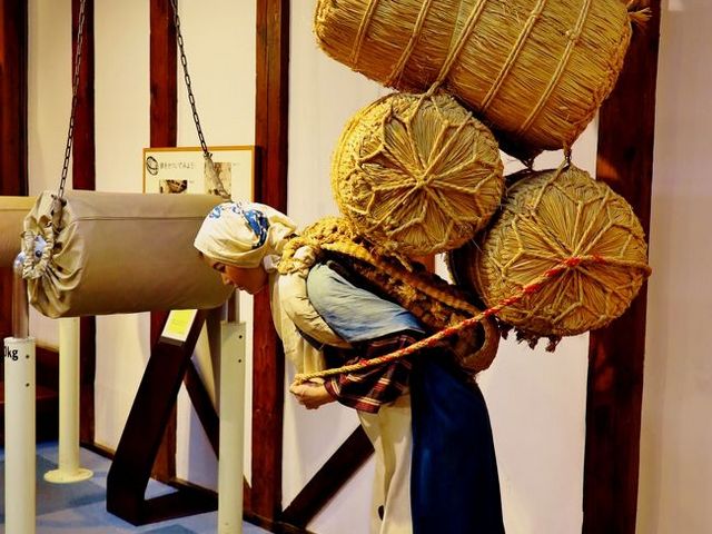 4斗俵を5俵背負ったのが記録らしい_山居倉庫