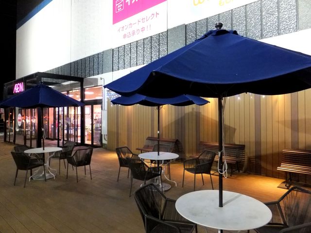 イオンモール内のテラス席でドトールを楽しむのも一興。_ドトールコーヒーショップ イオン鈴鹿ベルシティ店