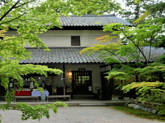 建物向かって右側がカフェ。正面に見える扉は違うお店です。_喫茶室たゆたう