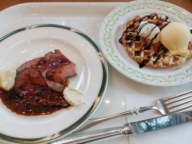 ローストビーフと自作のワッフル・アイスのせです_ホテルグリーンタワー幕張 ラ・フォーレ