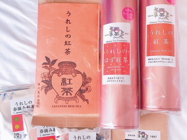 スタイリッシュな缶の色は、中の茶葉別に色もいろいろあります。_相川製茶舗
