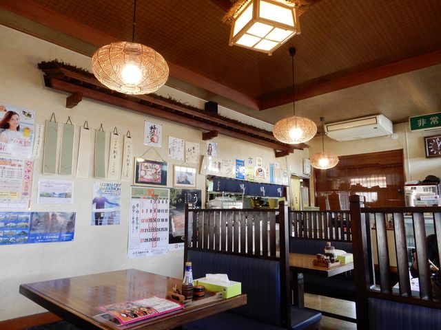 牛久の飲食店にはほぼ全店に稀勢の里のサインがあります_そば処ふしみ