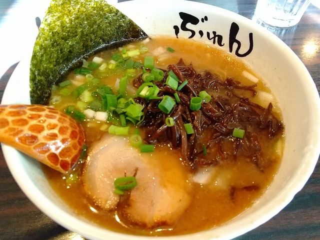 チェーン店には無いこってり豚骨の奥深い味わいの濃厚ラーメン_濃厚豚そば ぶれん