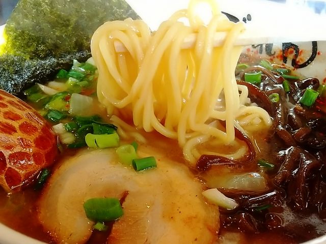 ストレート太麺を持ち上げ(麺リフト)_濃厚豚そば ぶれん