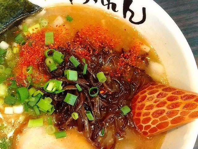 一味唐辛子を振ればピリリと美味しい。_濃厚豚そば ぶれん