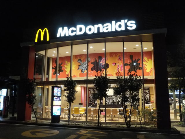 夜見ると、壁面に描かれた前衛的アートが鮮やかに見える。_マクドナルド久居インター店