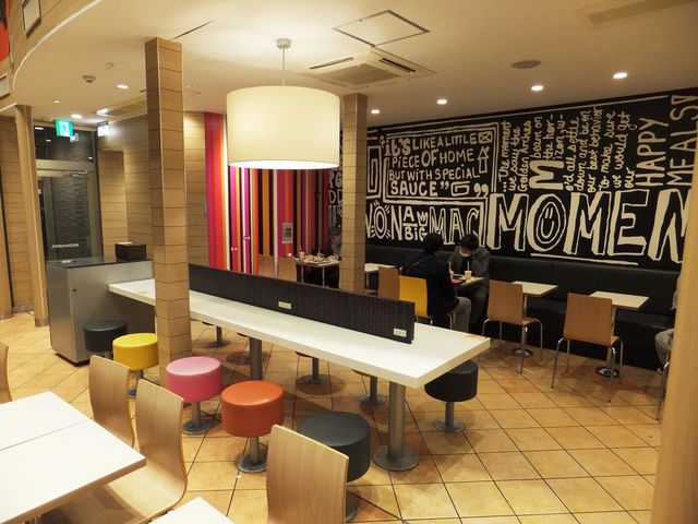 1階の様子。壁面アートを近くで見られます。_マクドナルド久居インター店
