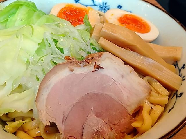 半熟煮たまご、チャーシュー、キャベツがデフォルトの景虎まぜそば。_景虎