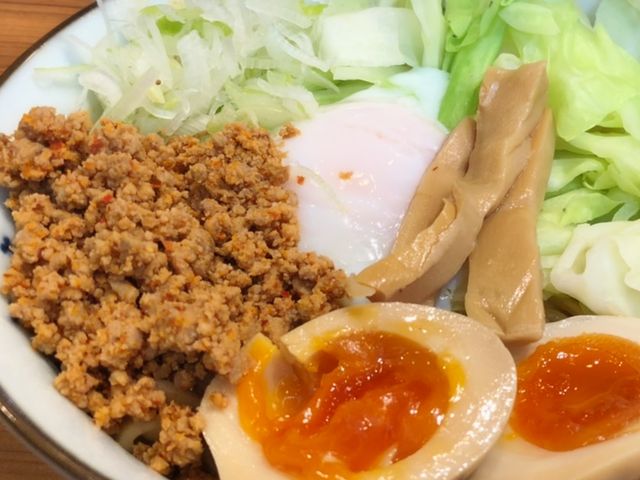 半熟煮たまごとソボロが美味しい坦々まぜそば。_景虎