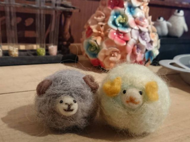 友達と私の人生初の羊毛作品です。バックは店内ですが店内もおしゃれで雰囲気が良いです。_羊毛フェルト教室&Shop TeyneyFelt