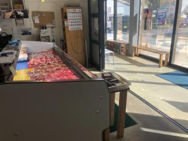 お土産も買えます。_みなと市場 小松鮪専門店