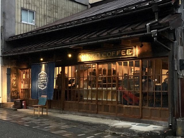 灯りが暖かい夕暮れ時_日光珈琲 御用邸通