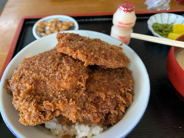 ヒレカツ丼。味も見た目も満足。乳酸飲料がワンポイント。_高瀬食堂