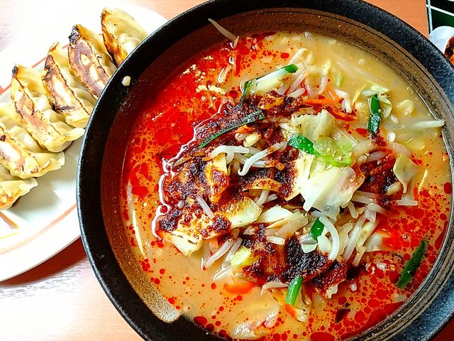 濃厚さが丁度良い味噌スープの旨辛ラーメン。野菜もたっぷりで食べ応えアリです。_幸楽苑舎人店
