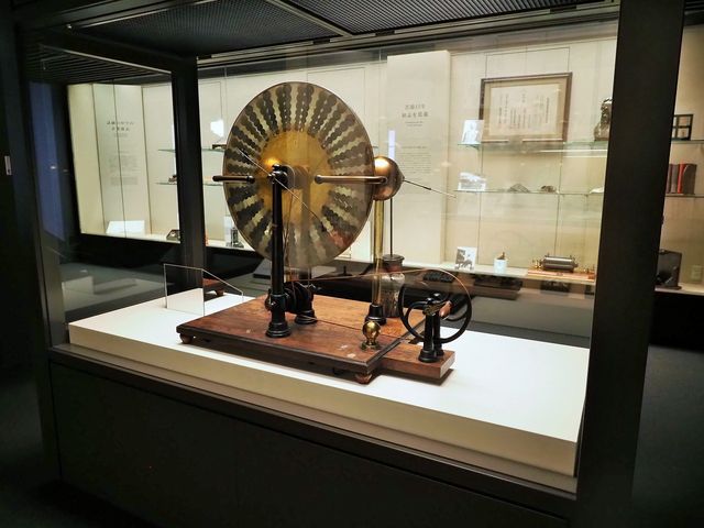 ウイムシャースト感応起電機_島津製作所 創業記念資料館