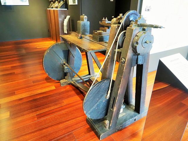 足踏み式木製旋盤_島津製作所 創業記念資料館