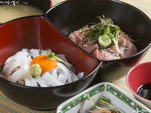 モイカとヨコヅーナのハーフ丼_炭火焼 亀吉