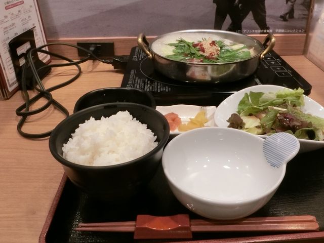 お一人様カウンターこんな感じ_博多名物 もつ鍋笑楽