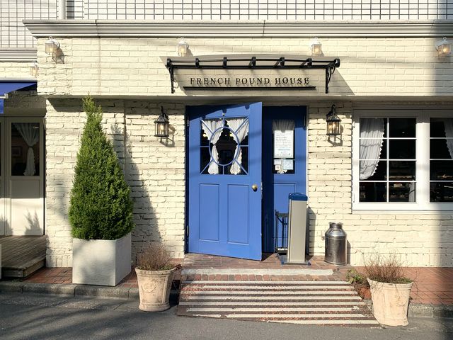 【FRENCH POUND HOUSE 大和郷店】白い壁にブルーがさわやかな外観_フレンチパウンドハウス FRENCH POUND HOUSE 大和郷店