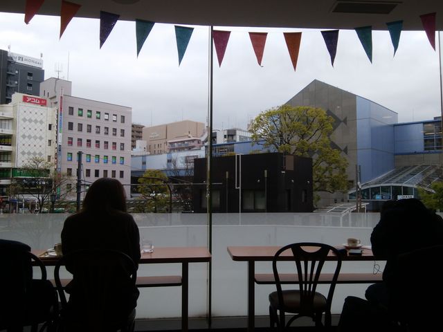 空もどんより。暗い街中です。_ドトールコーヒーショップ西葛西南口店