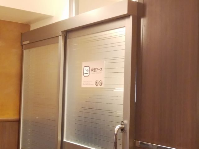 煙草のみはこんな窮屈な所でしか煙草を吸えなくなりました。_カフェ・ベローチェ 浅草橋店