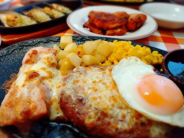 チーズがたっぷりのハンバーグとチキングリル_サイゼリヤモレラ岐阜店