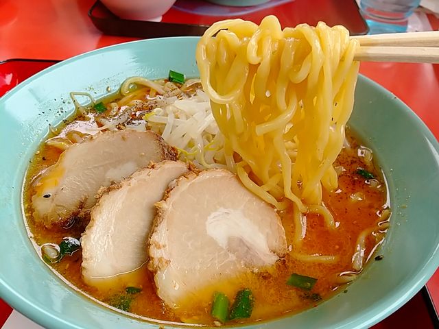日本一美味しい味噌チャーシューめん。ツルシコ太麺をリフト_くるまやラーメン河口湖店