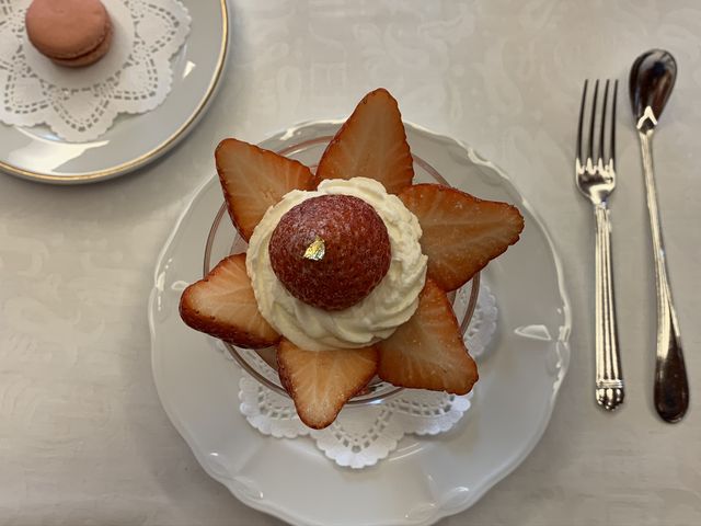 【資生堂パーラー サロン・ド・カフェ 銀座本店】上から見ると星のように並ぶいちご_資生堂パーラー サロン・ド・カフェ 銀座本店