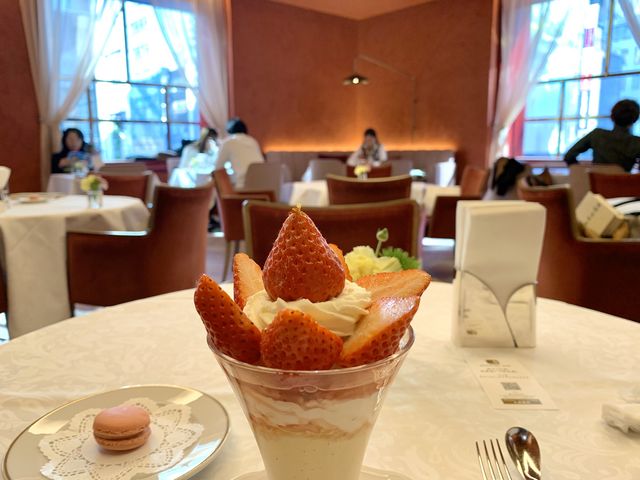 【資生堂パーラー サロン・ド・カフェ 銀座本店】サーモンオレンジの店内_資生堂パーラー サロン・ド・カフェ 銀座本店