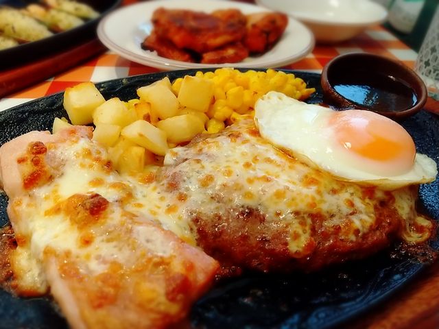 チーズがたっぷりのハンバーグとチキングリル_サイゼリヤ広島宇品店