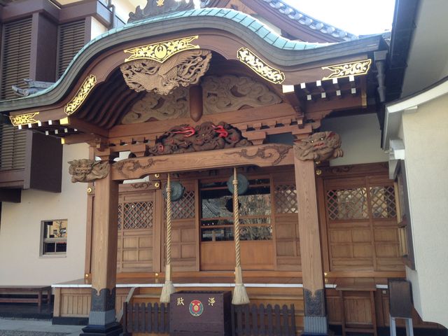 ギュッと詰まった感のある本堂_入谷鬼子母神