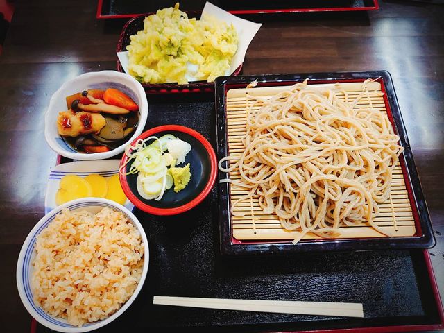 ふきのとうの天ぷら300円、お蕎麦550円だしご飯セット200円_そば信