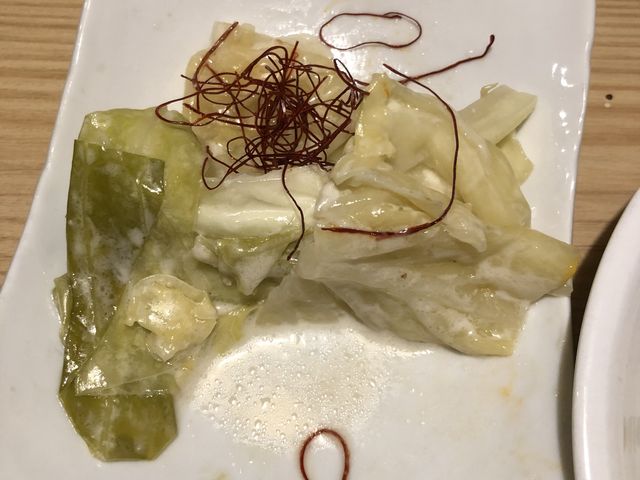 アンチョビキャベツは食べかけで申し訳ないのですがとにかく全てがひどいです。_ウニラーメン 太陽ホエール 横浜南幸店