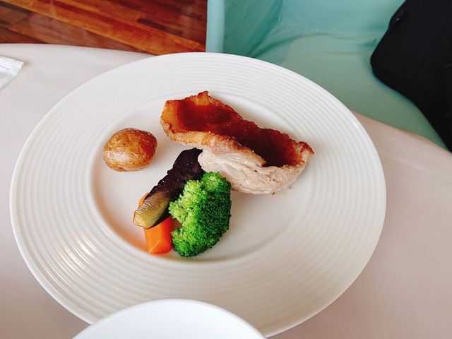 お肉料理はちょっと追加料金(+200〜300円)_サヤンテラス