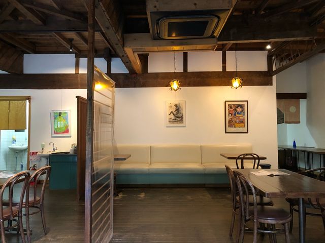 湯葉丼直吉2(店内)コロナ対策のため、卓の数を減らされています。_湯葉丼 直吉